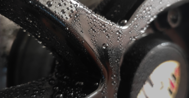 Schwarze Felge mit Wasserperlen nach der Keramikversiegelung