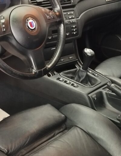 Lederinterieur eines BMW Alpina mit schwarzen Ledersitzen und Lenkrad