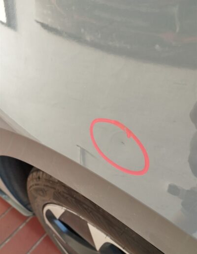 Parkdelle an einem grauen Fahrzeug, rot markiert
