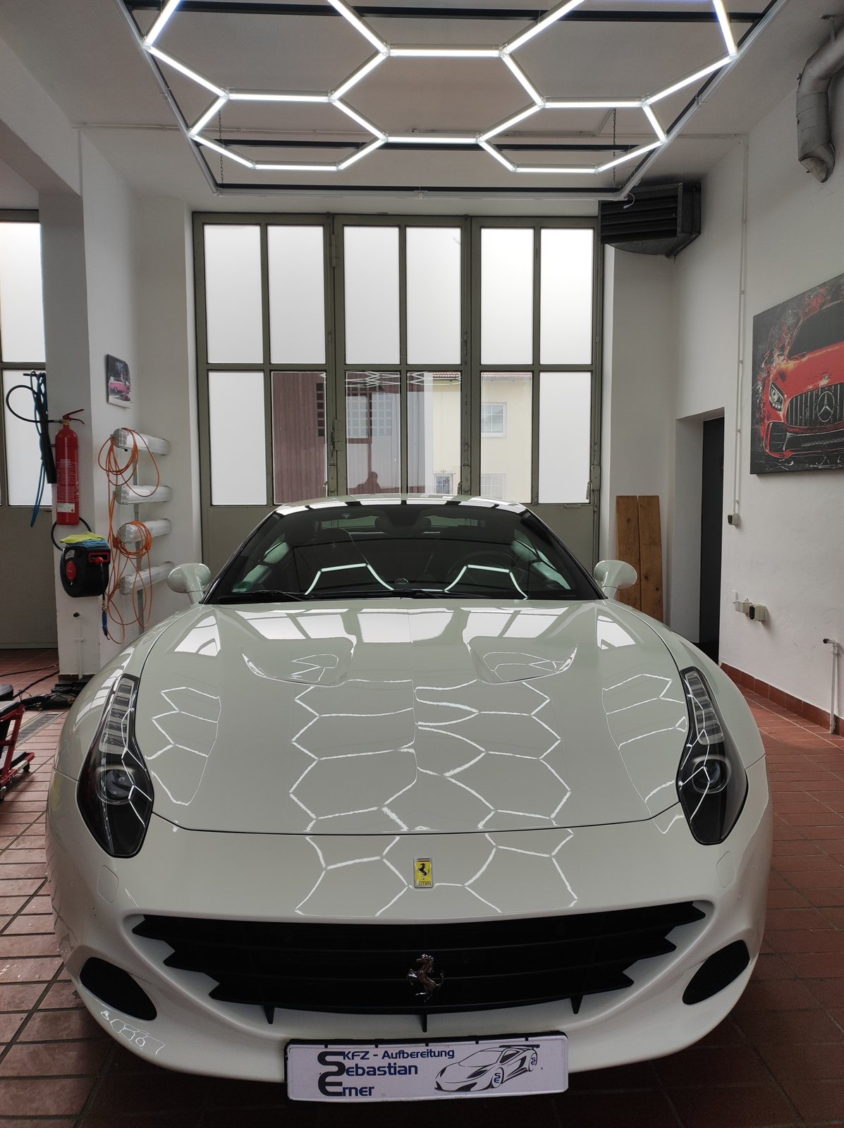 Weißer Ferrari California in der Werkstatt von KFZ-Aufbereitung Erner